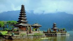 Индонезия – это государство в Юго-Восточной Азии, которое занимает территорию нескольких тысяч вулканических островов. На них проживают сотни народов, которые говорят на разных языках. Страна известна благодаря своим пляжам, вулканам, а также обитающим в джунглях комодским варанам, слонам, орангутанам и тиграм. Столица Индонезии – крупный, колоритный город Джакарта – находится на острове Ява. Здесь же расположен город Джокьякарта, знаменитый своими кукольными представлениями и традиционным оркестром под наз