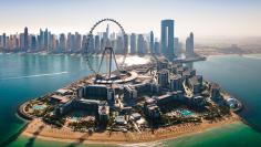 Caesars Bluewaters Dubai – новый фешенебельный курорт, впечатляющий разнообразием услуг класса «люкс»!  Caesars Bluewaters Dubai – это барт знаменитого отеля в Лас Вегасе, окруженный бирюзовыми водами Персидского залива и раскинувшийся на рукотворном острове Bluewaters! Он был признан лучшим пляжным курортом Дубая по версии Gold Luxury.    Курорт впечатляет разнообразием услуг класса «люкс»: отели Caesars Resort и Caesars Palace с шикарными номерами и резиденциями, 12 изысканных ресторанов и баров, в то