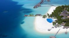 Velassaru Maldives – пятизвездочный курорт, окруженный бахромой тропической зелени и сверкающими водами лагуны.  Отель входит в коллекцию отелей-бутиков Small Luxury Hotels of the World. Отличительные черты курорта – красивая лазурная лагуна, удобная для купания, стильные виллы в сочетании с яркой тропической зеленью и теплой непринужденной атмосферой. В отеле возможна организация свадебных церемоний.  Любители снорклинга останутся довольны красочным домашним рифом, который расположен в 50 метрах от берега.