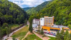 Слэник-Молдова — один из самых популярных лечебных курортов Румынии.   Климат здесь переходный от горного к субальпийскому с нежарким летом (+18 °C в июле) и мягкой зимой (-4 °C в январе). Воздух чистый, богатый смолистыми аэрозолями и отрицательными ионами кислорода.  Курорт специализируется на лечении заболеваний пищеварительного тракта, нарушений обмена веществ, астматических болезней, хронических бронхолёгочных заболеваний (в том числе — на аллергической основе), оториноларингологических болезней, забол