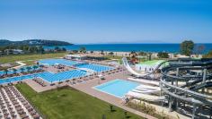 Всеми полюбившийся отель Korumar Ephesus Spa Beach Resort 5* наша гордость на Эгейском побережье. Хороший сервис, шикарный пляж, пологий вход в море, аквапарки, и очень уютные номера!  Курортный спа-отель Corumar Ephesus Beach с обслуживанием по системе «ультра все включено» расположен на пляже в городе Кушадасы, в 7 км от пристани Кушадасы. К услугам гостей открытый бассейн с водными горками и спа-центр с хаммамом, гидромассажной ванной и сауной.  Во всех номерах есть телевизор с плоским экраном и спутнико