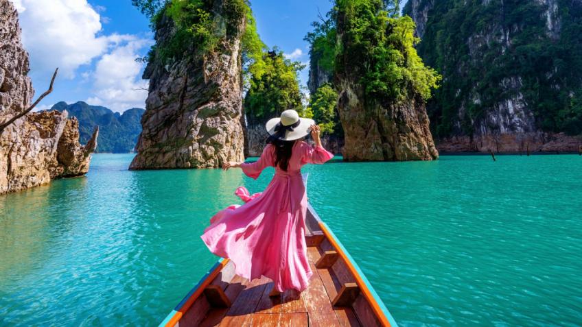 Туры в Таиланд. Летим на Новый год в ТАИЛАНД. Phuket. Вылет из Бухареста Таиланд – один из наиболее экзотических уголков планеты; королевство, где чтят и исполняют не только светские законы, но и буддийские нормы. Его называют «страной улыбок», благодаря гостеприимным и веселым местным жителям, которые всегда рады туристам. Таиланд с первой минуты знакомства пленяет своей многоликостью: умиротворенность, свойственная монахам, буйство природы, экстремальные приключения – все это привлекает миллионы путешественников, которые приезжают сюда за новыми впечатлениями. Предлагаем ваше