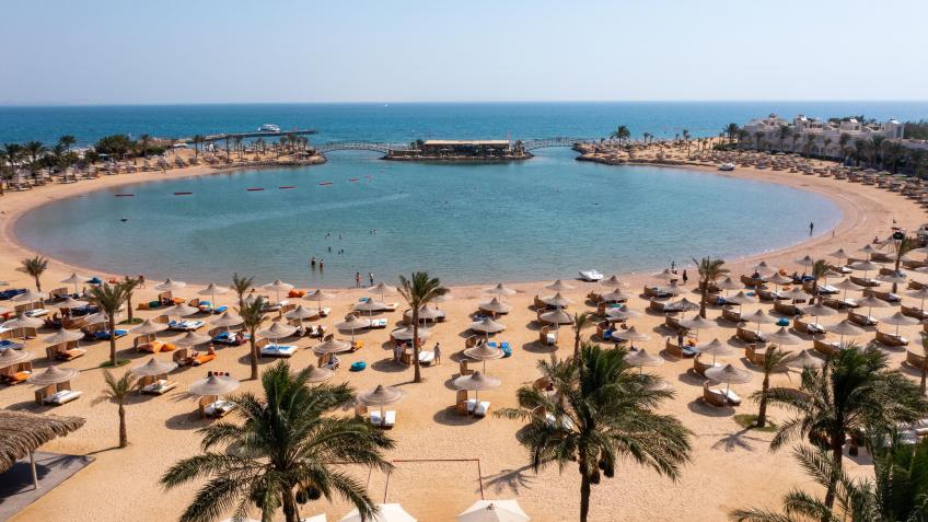 Египет. Хургада. Отель Desert Rose 5* ЕГИПЕТ. ХУРГАДА СУПЕРЦЕНА! от 639 € за человека (цена дана на сентябрь) Отель: Desert Rose 5* (Хургада) ✔️Стоимость на одного человека в двухместном номере и включает: -Авиаперелет из Кишинева -Трансфер аэропорт - отель - аэропорт -Проживание 7 ночей -Питание Все включено -Мед.страховку ОПИСАНИЕ: Этот 5-звездочный курортный отель находится в центре Хургады. К услугам гостей номера с кондиционером и собственным балконом, 3 плавательных бассейна, спа-центр, детский бассейн и частный пляж на берегу Кра